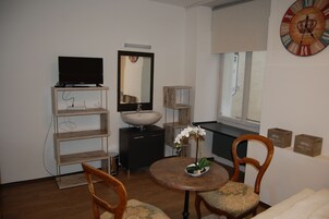 Habitación económica doble | Tabla de planchar con plancha, camas supletorias, wifi gratis