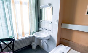 Tweepersoonskamer, gemeenschappelijke badkamer | Een strijkplank/strijkijzer, extra bedden (toeslag), gratis wifi