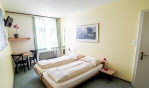 Dobbeltrom, delt bad | Strykejern/-brett, ekstrasenger (mot et tillegg) og wi-fi (inkludert)