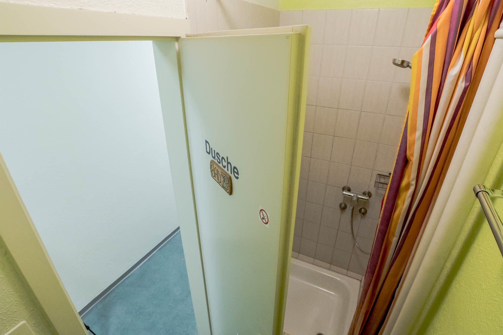 Ein Badezimmer mit Dusche, Toilette und Waschbecken.