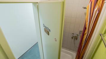 Ein Badezimmer mit Dusche, Toilette und Waschbecken.