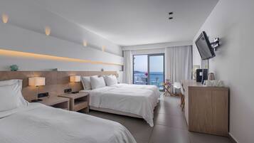 Sea View Triple Room Elevated Ground Floor | Literie hypoallergénique, coffres-forts dans les chambres