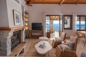 Vila, 3 quartos (Heated Pool) | Área de estar | TV de tela plana 32 polegadas com canais via satélite, TV