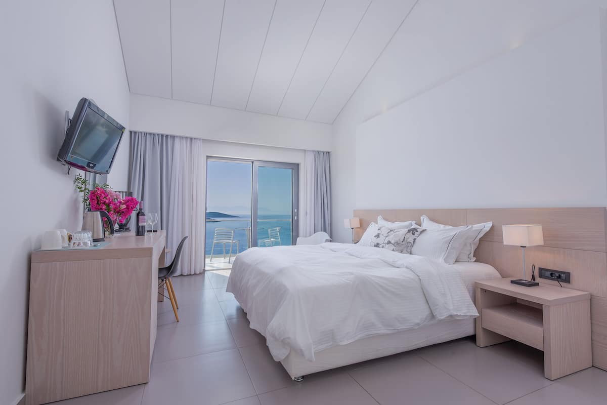 Panorama tweepersoonskamer, uitzicht op zee | Een kluis op de kamer, een bureau, verduisterende gordijnen