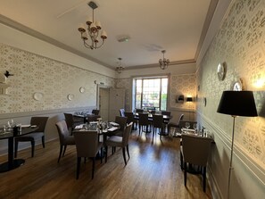 Breakfast and dinner served - Manorhaus Ruthin (Ruthin)