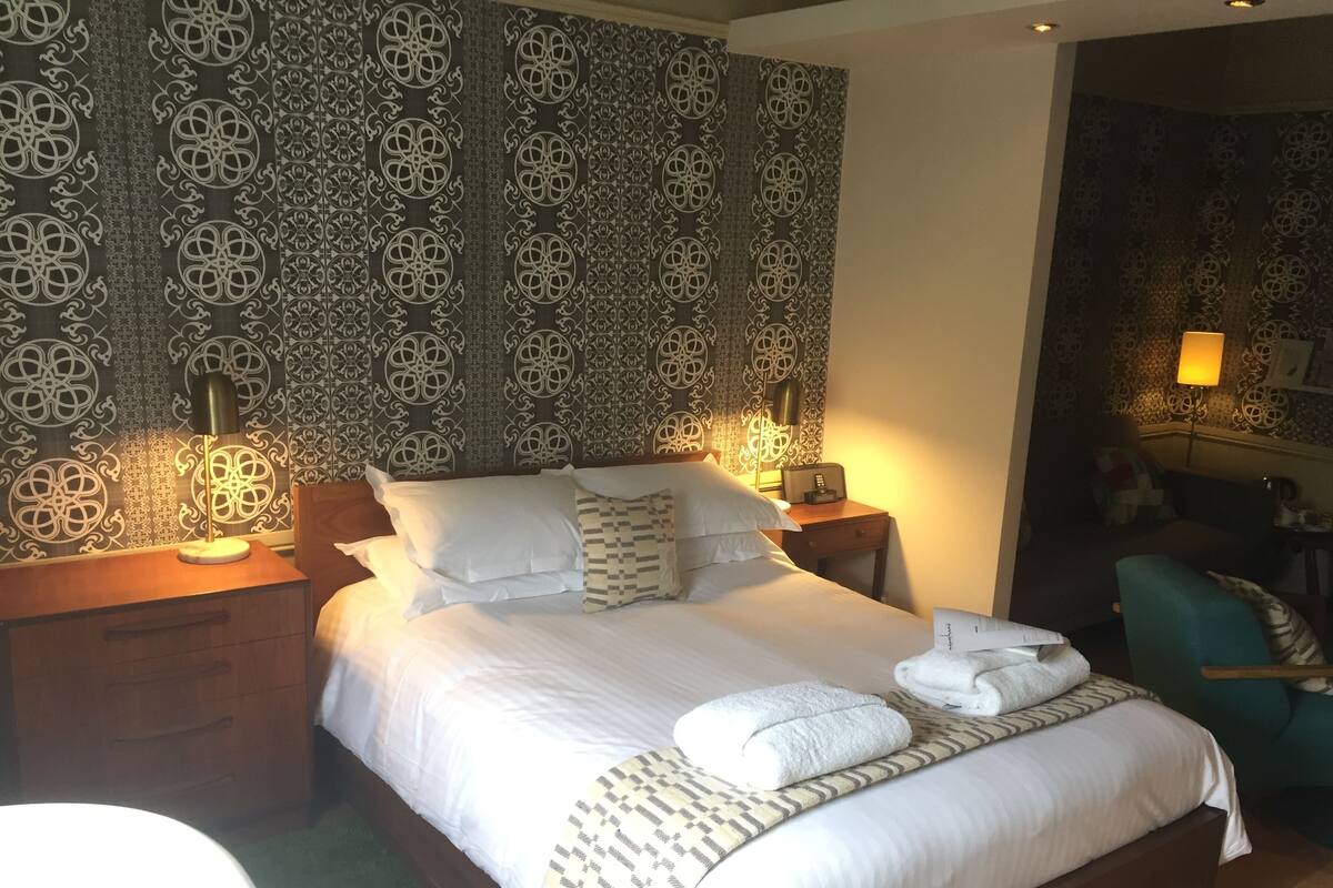 Premium bedding, down duvets, desk, blackout curtains