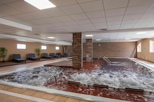 Un sauna, una bañera de hidromasaje, baño turco