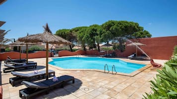 Piscine extérieure (ouverte en saison)