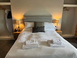 Dobbeltrom – standard, 1 dobbeltseng | Sengetøy av topp kvalitet, skrivebord og strykejern/-brett