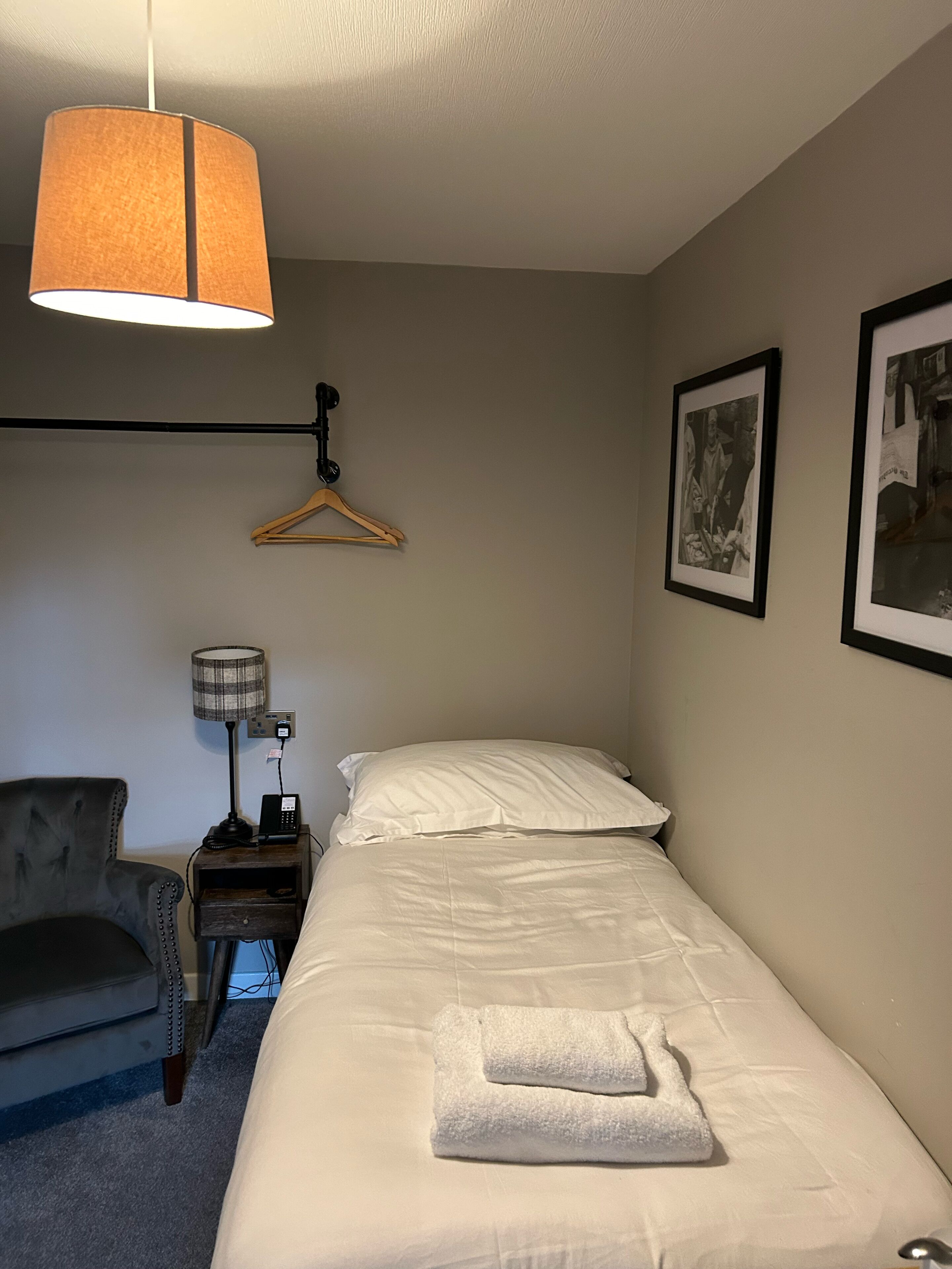 single room | desk, iron/ironing board, free wifi, bed sheets