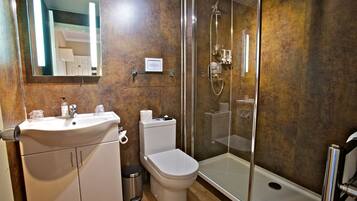 Habitación doble Premier | Baño | Regadera, amenidades de baño gratuitas, secadora de cabello, toallas
