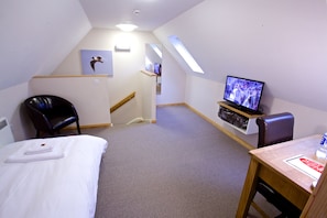 Suite | Hochwertige Bettwaren, Schreibtisch, Bügeleisen/Bügelbrett