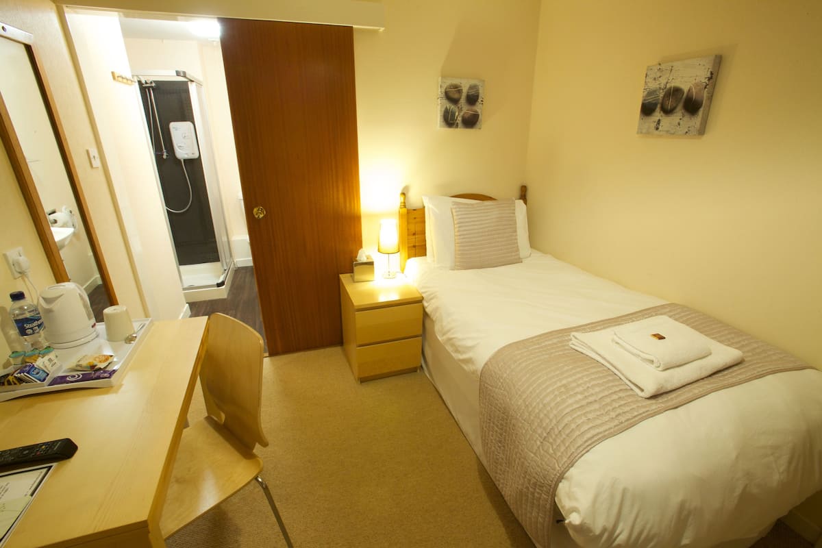 Premium bedding, desk, iron/ironing board, free WiFi