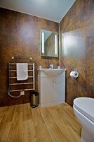 Habitación Premier doble | Baño | Ducha, artículos de higiene personal gratuitos y secador de pelo
