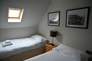 Premium bedding, desk, iron/ironing board, free WiFi - The Shore (Kirkwall)