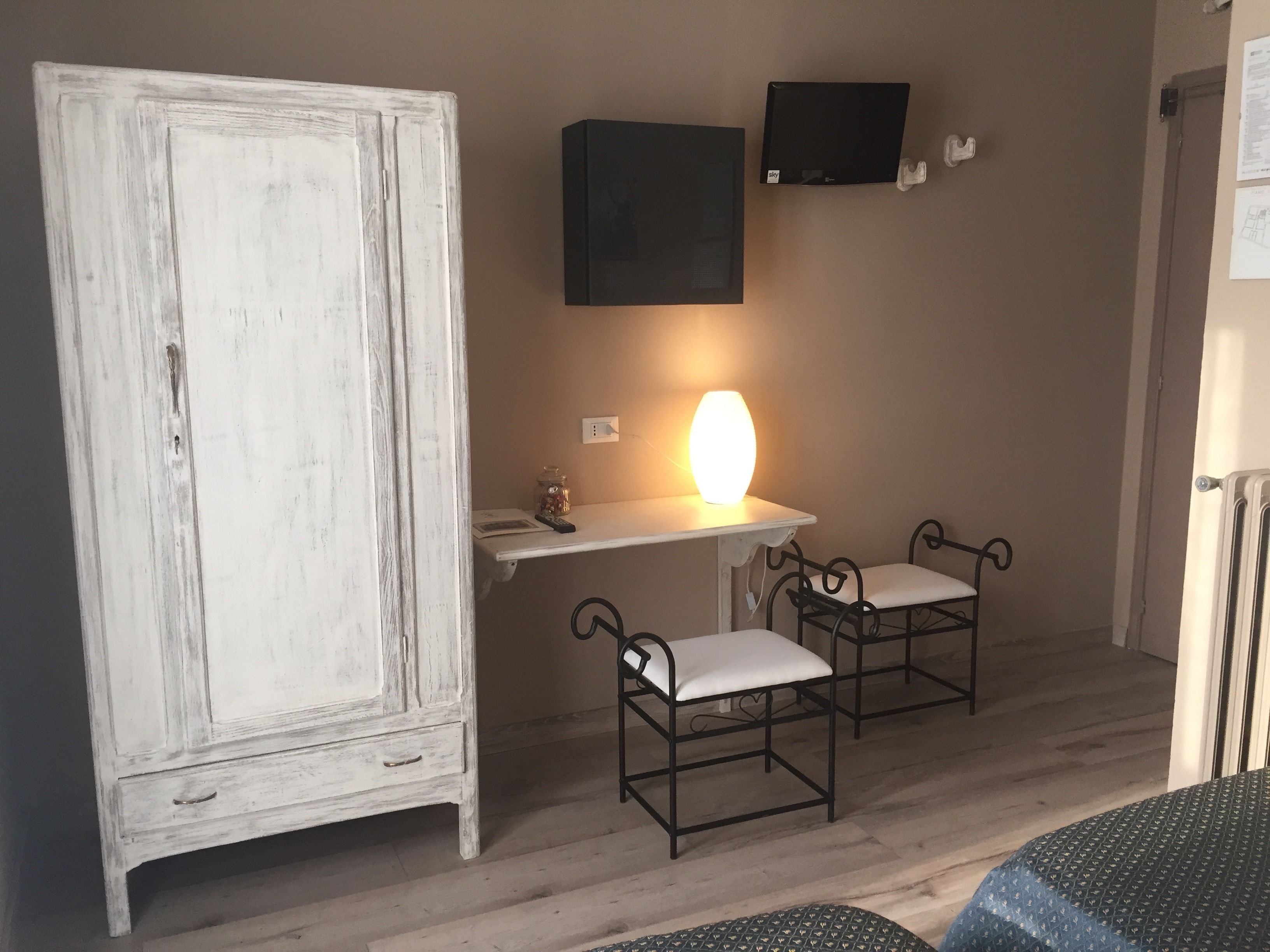 Single Room | Minibar, in-room safe, desk, cribs/infant beds