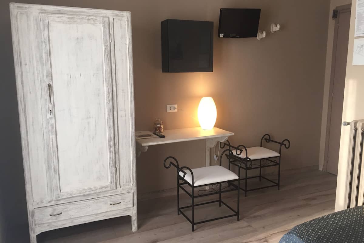 single room | minibar, in-room safe, desk, cots/infant beds