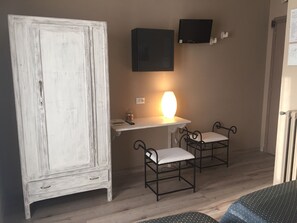 Minibar, coffres-forts dans les chambres, bureau