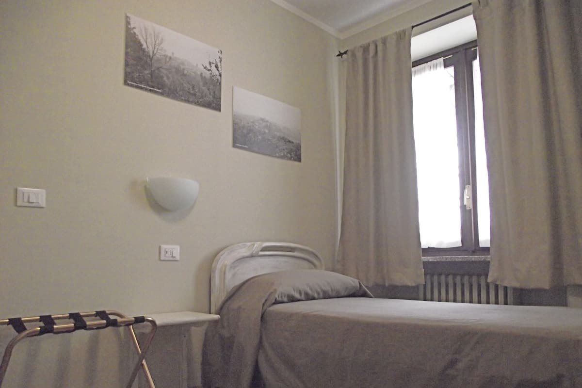 Eenpersoonskamer | Een minibar, een kluis op de kamer, een bureau, babybedden