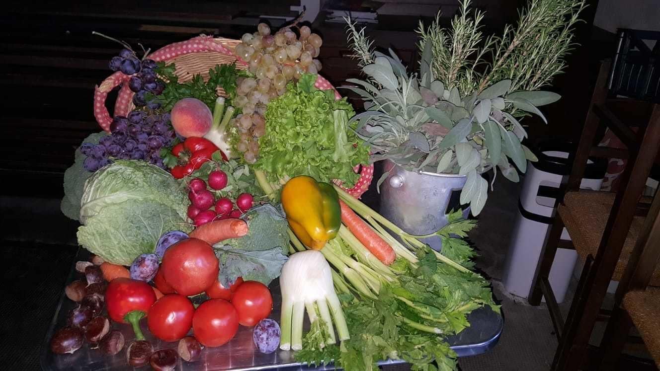 Eine Auswahl an frischem Obst und Gemüse auf einem Tisch.