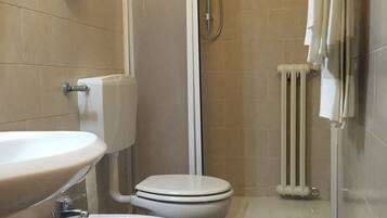 Un bagno con WC, bidet e doccia.