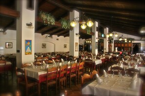Se sirven desayunos, comidas, cenas y cocina regional 
