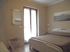 Minibar, in-room safe, desk, cribs/infant beds - Albergo Ciocca (Castelnuovo don Bosco)