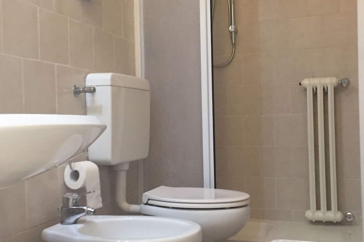single room | bathroom | free toiletries, hair dryer, towels