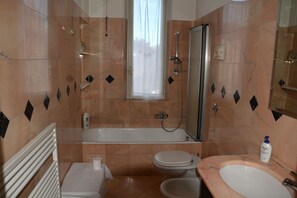 Set di cortesia gratuito, asciugacapelli, bidet, asciugamani