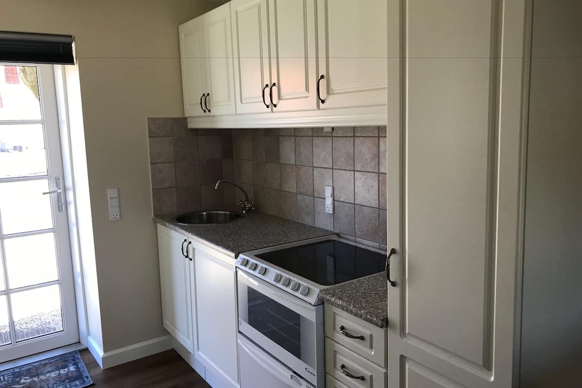 junior suite, jetted tub | private kitchen