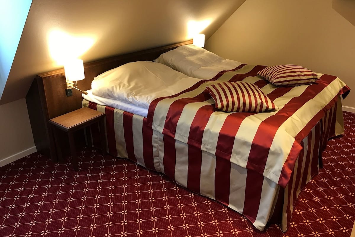 Signature Double or Twin Room | Desk, iron/ironing board (on request), cribs (surcharge)
