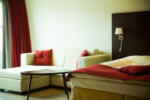 Suite – superior, spabadekar | Oppholdsområde | Flatskjerm-TV