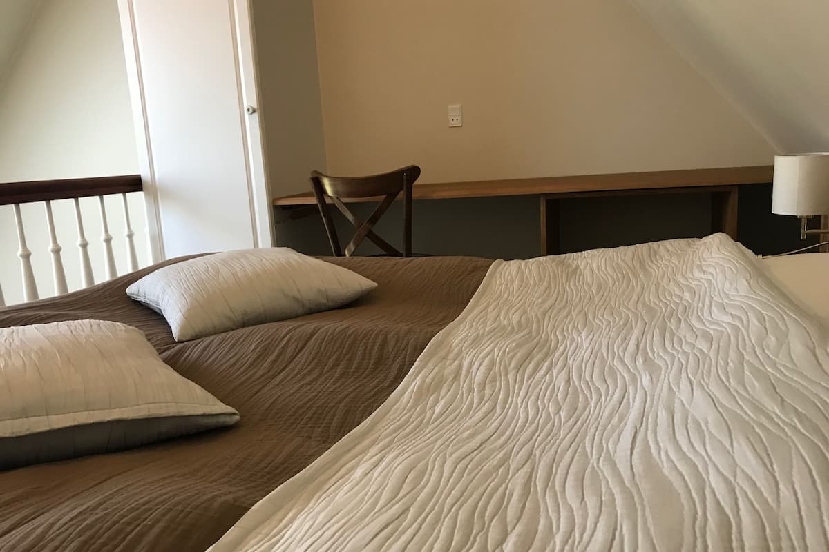 desk, iron/ironing board, cots/infant beds, rollaway beds