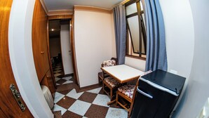Suite Quintupla | 起居区 | 32-英寸电视（配备有线频道）