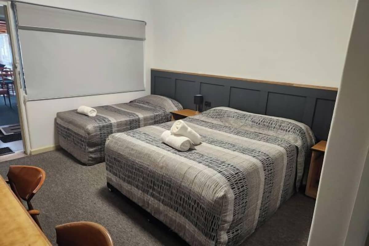 ミニバー、アイロン / アイロン台、WiFi (無料)、ベッドシーツ