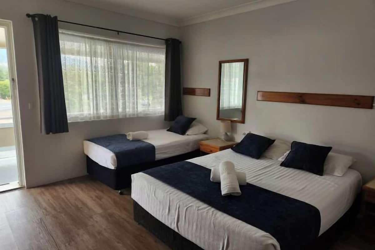 ミニバー、アイロン / アイロン台、WiFi (無料)、ベッドシーツ