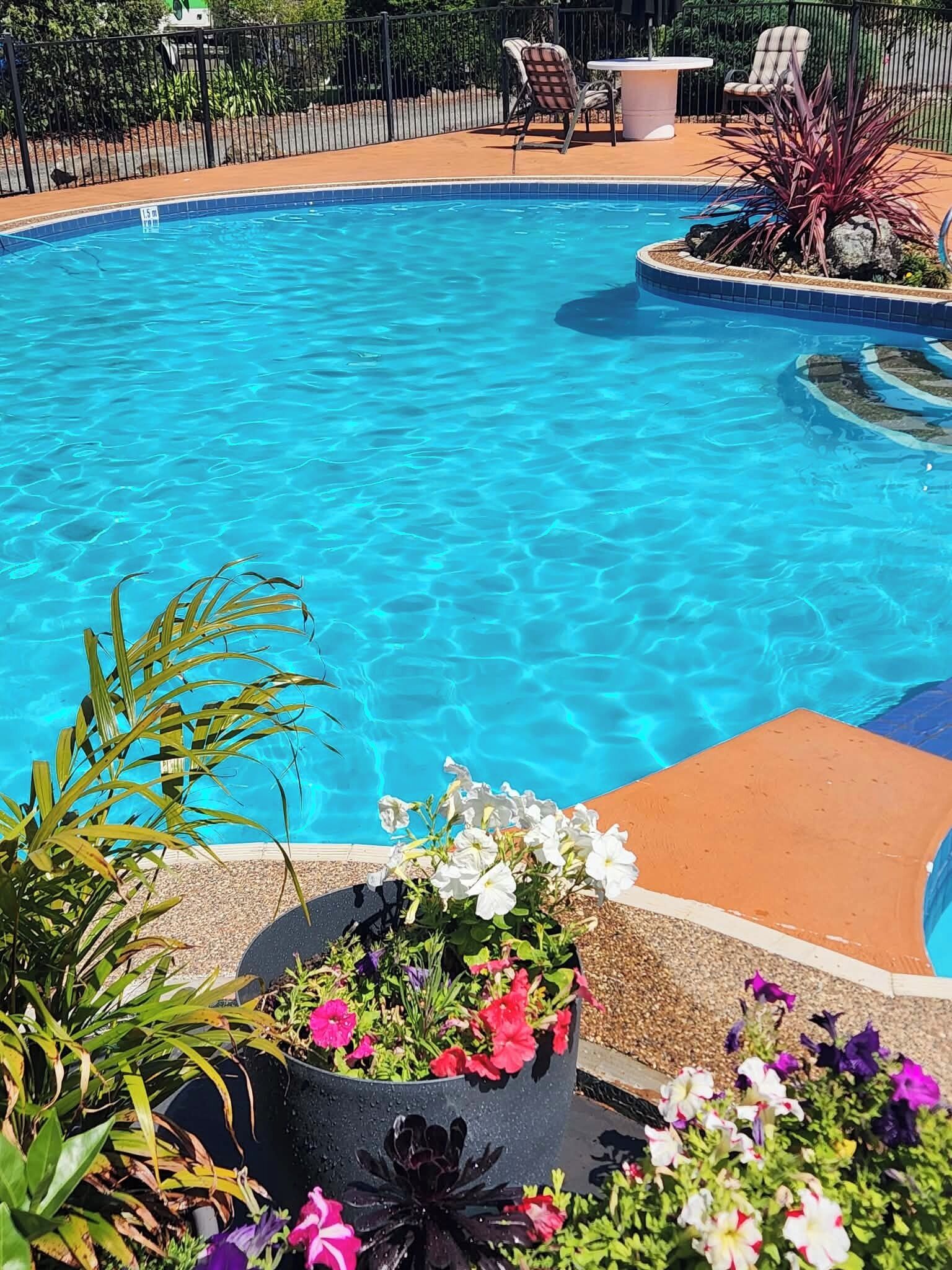 Piscina externa, funciona das 8h30 às 20h, espreguiçadeiras