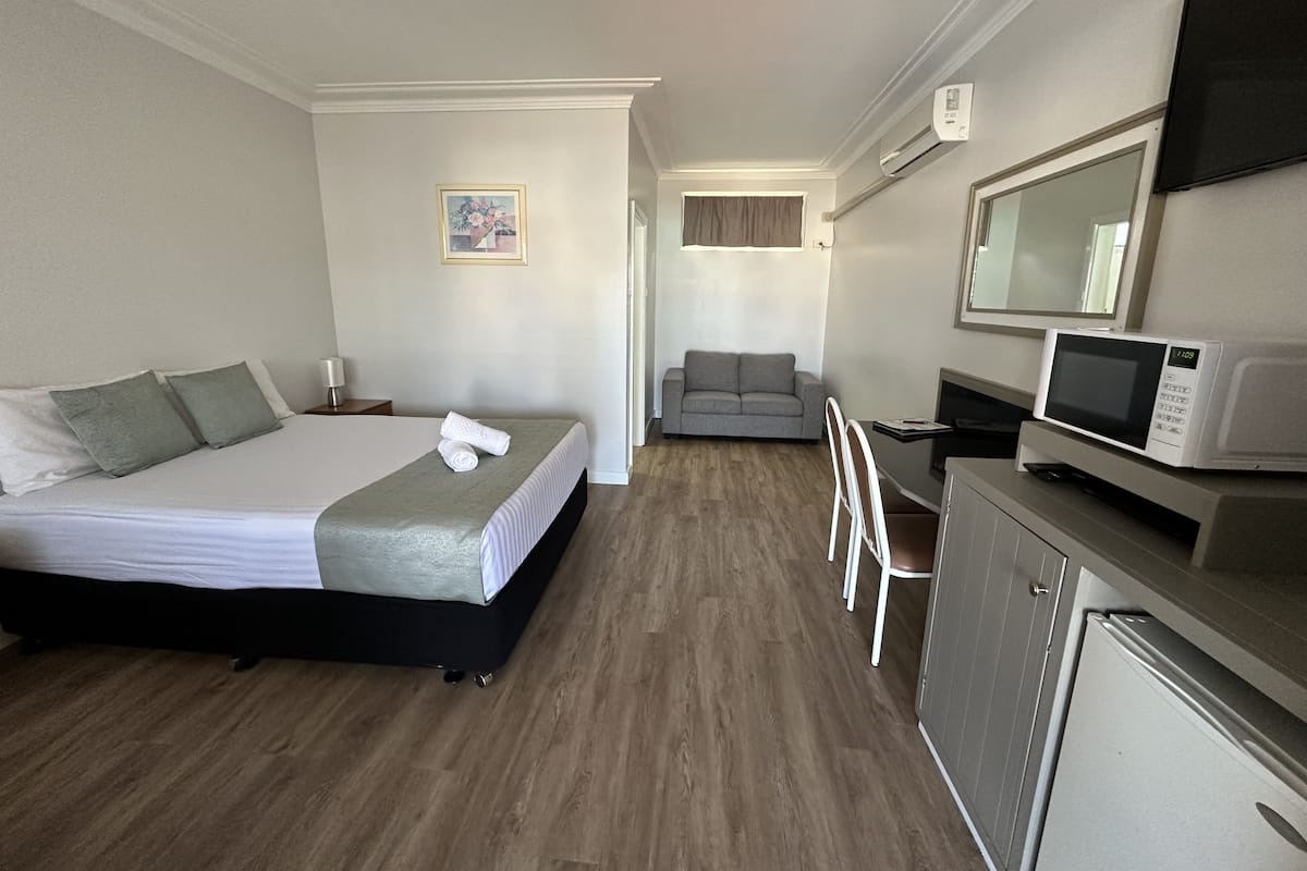 Minibar, iron/ironing board, free WiFi, bed sheets