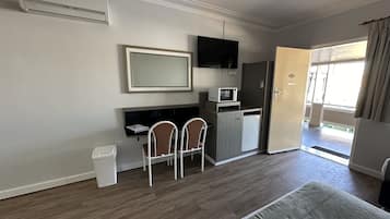 Minibar, iron/ironing board, free WiFi, bed sheets