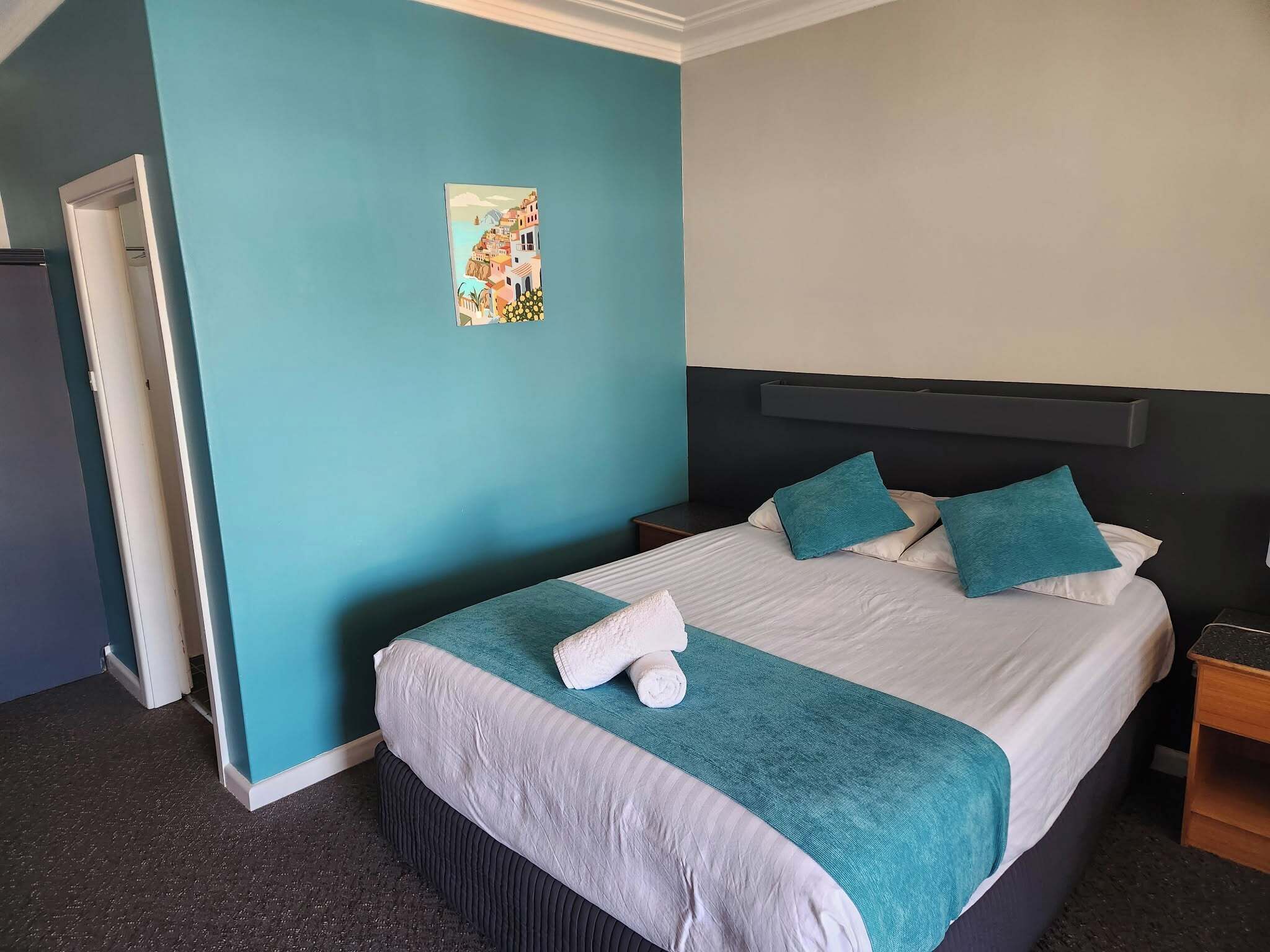 ميني بار ومكواة/لوح كي وواي فاي مجانًا وملاءات أسرّة