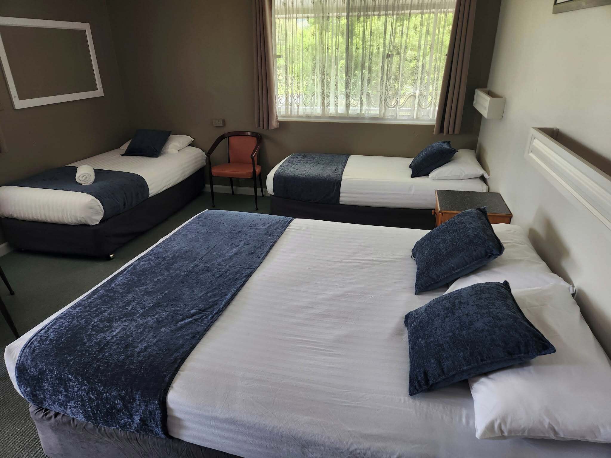 ميني بار ومكواة/لوح كي وواي فاي مجانًا وملاءات أسرّة