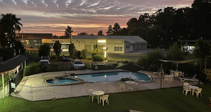 Bucketts Way Motel