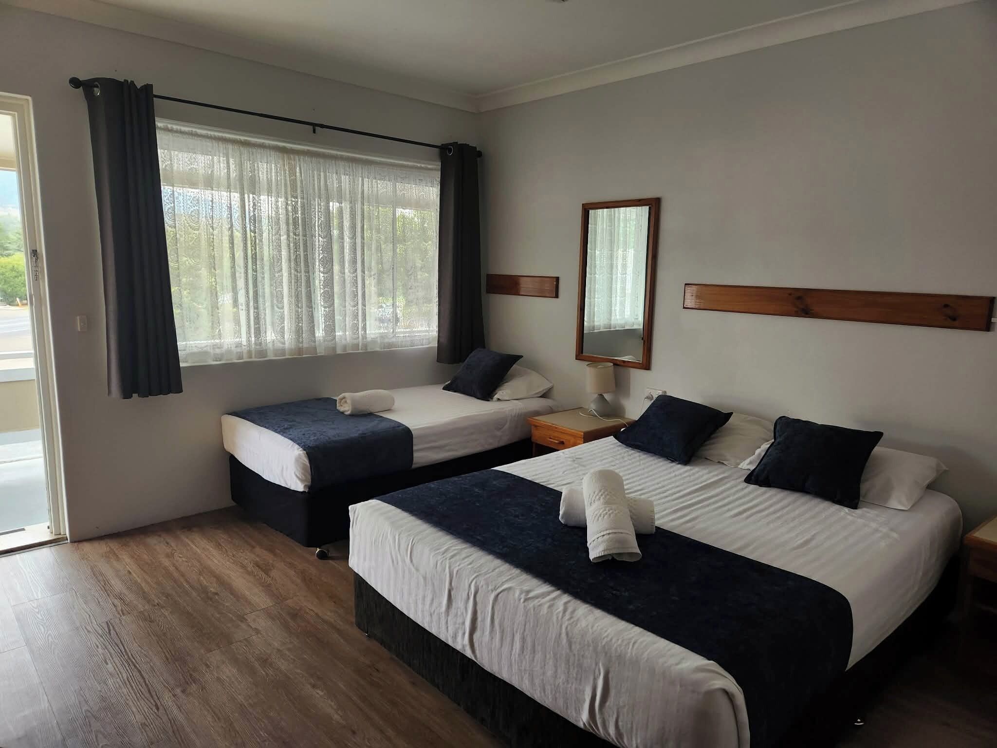 Deluxe Twin Room | Minibar, desk, iron/ironing board, free WiFi