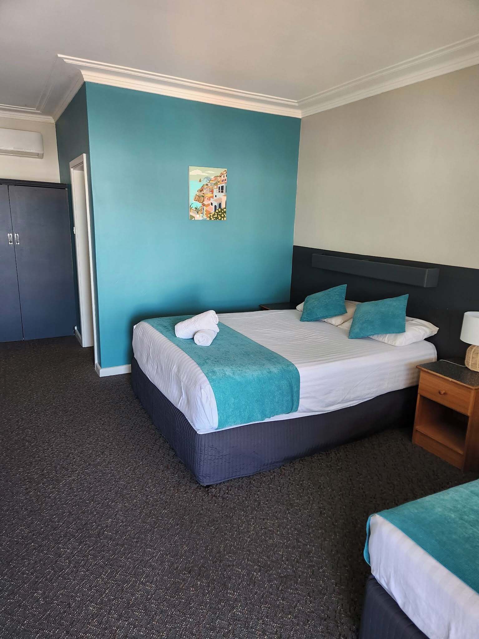 デラックス ツインルーム | ミニバー、アイロン / アイロン台、WiFi (無料)、ベッドシーツ