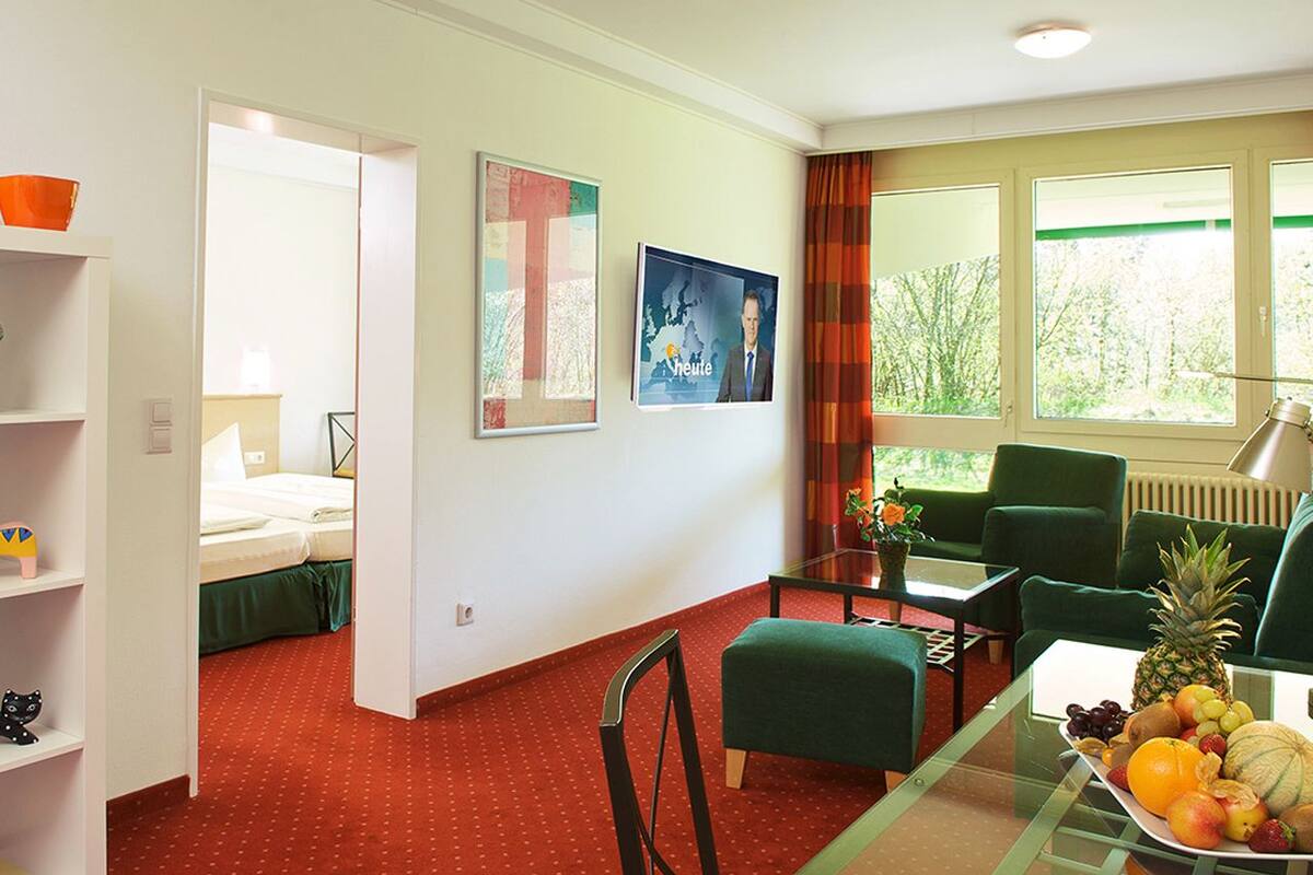 Suite, 1 Double Bed, Hot Tub, Garden View | Living area
