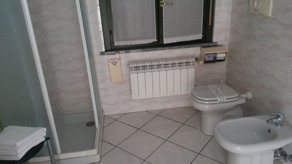 A bathroom with a toilet, bidet, and a towel rack. - Hotel Residence La Fontana (Mariano Comense)