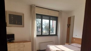Minibar, skrivebord, strykejern/-brett og wi-fi (inkludert)
