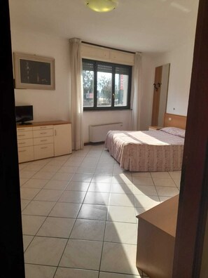 Minibar, desk, iron/ironing board, free WiFi - Hotel Residence La Fontana (Mariano Comense)