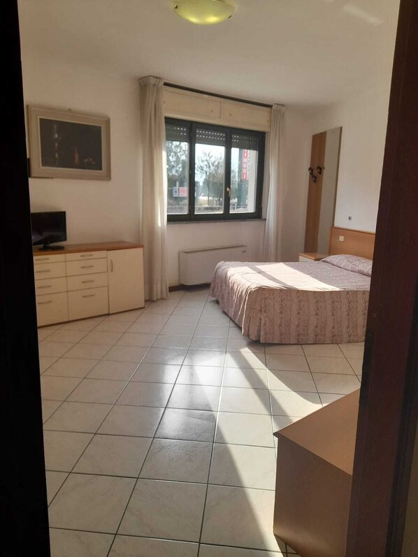 Minibar, desk, iron/ironing board, free WiFi