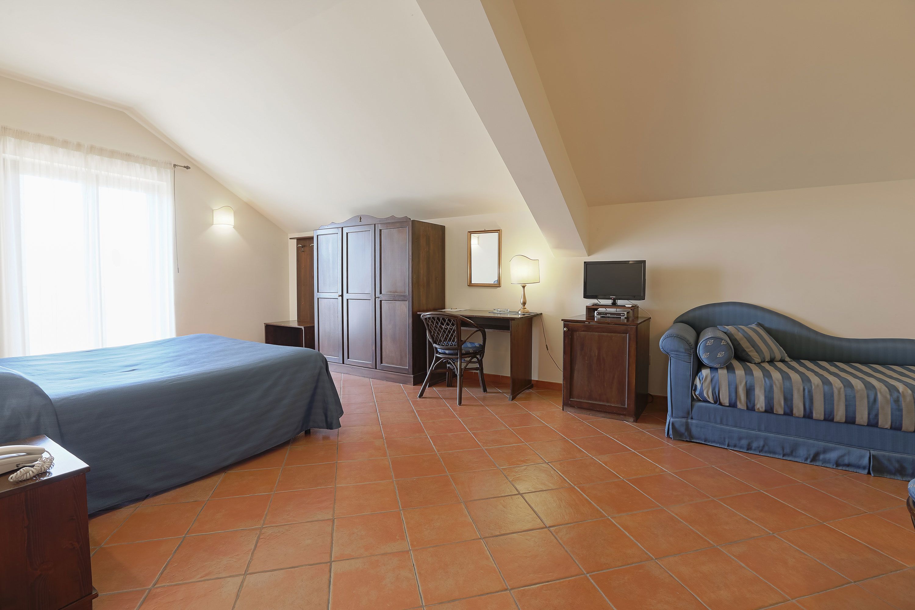 junior suite | minibar, in-room safe, cots/infant beds, rollaway beds